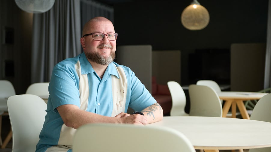 Attendo’s ICT Director, Jukka-Pekka Luhanko, is pleased with the easy-to-use AI solution that enables entries to be dictated, for example, in real time via a mobile phone during a shift.