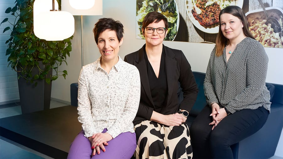 HKFoodsin Meri Kantoniemi, Helinä Keskinen ja Sari Vuolle ovat tyytyväisiä Efiman tuottamaan tekoälyratkaisuun sekä selkeään projektimalliin ja kokeneeseen projektijohtoon.