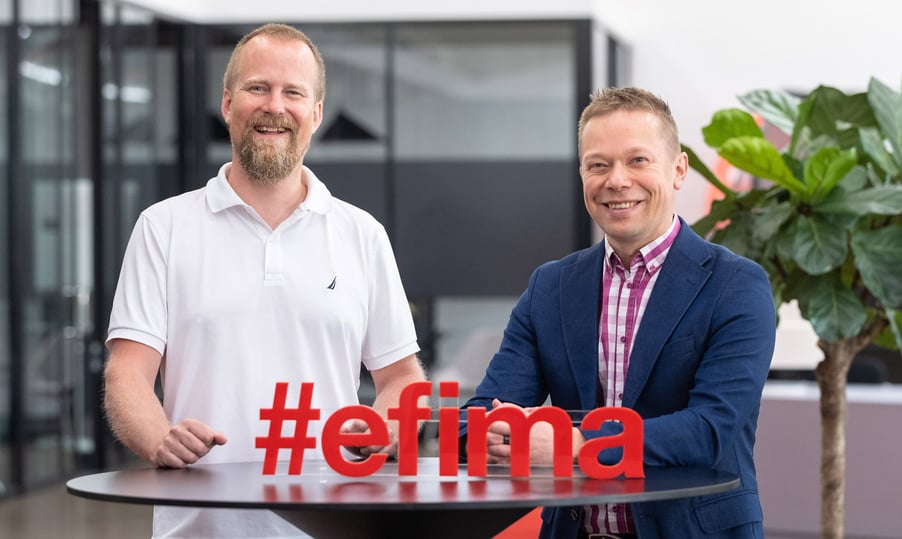 Efiman Janne Hirva ja Kai Lyytinen iloitsevat Microsoftilta saadusta tunnustuksesta.