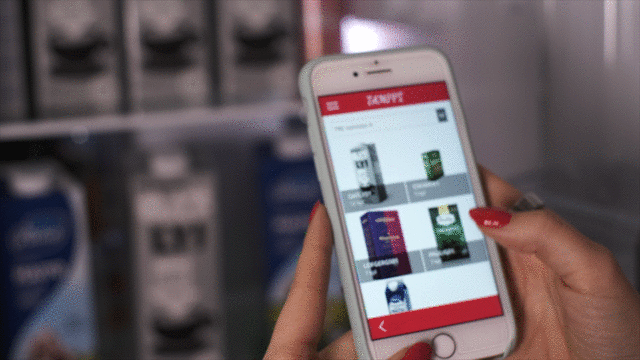 Ihminen tarkastamassa Power Apps -sovellukseen tunnistettujen esineiden varastosaldoja