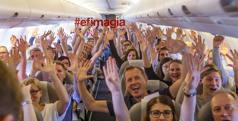 Efimalaiset lentokoneessa matkalla Agia Efimalle