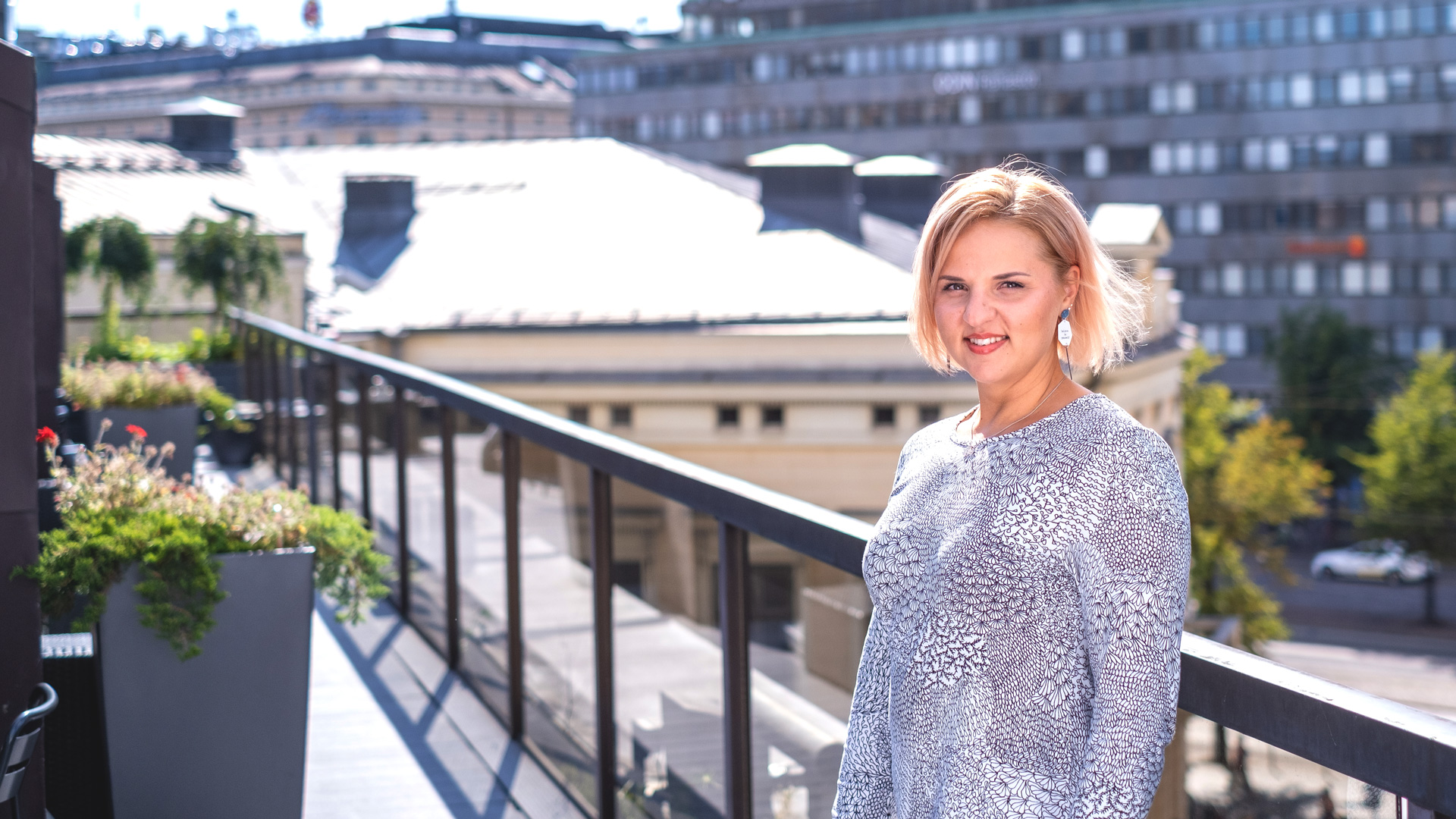 Julia Kärkkäinen on the terrace at the Efima office Julia started in financial management services at Efima in the summer of 2018, and her confidence in doing it herself soon bore fruit.