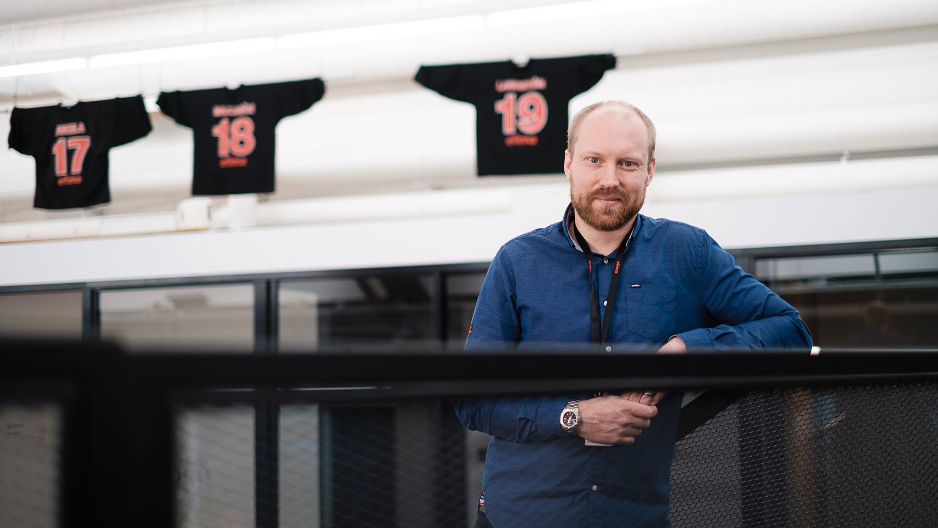 Tuomo-vuoden-efimalainen Tuomon paita numerolla 19 on esillä Efiman Helsingin toimistolla, kuten muutkin aiempin vuosien palkittujen pelipaidat