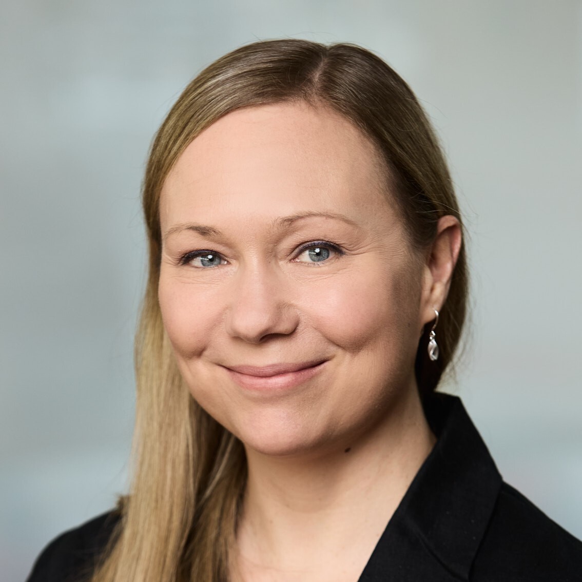 Sanna_Kaarlejarvi_1_vari_72dpi_webUUSI Sanna_Kaarlejarvi_1_vari_72dpi_webUUSI