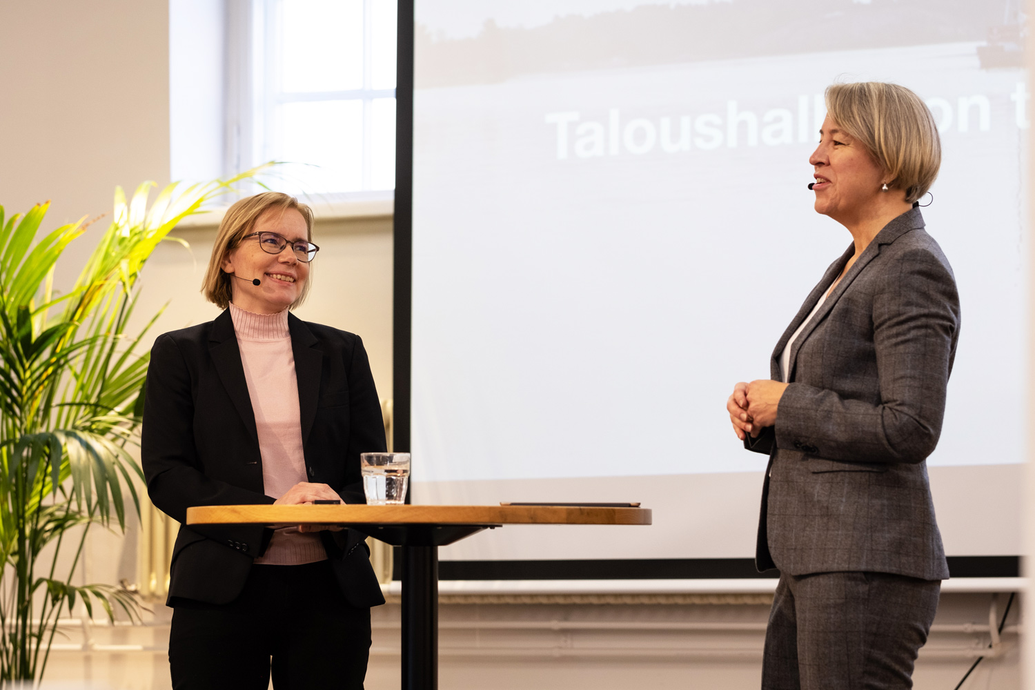 Taru Manner ja Päivi Holmqvist Taloushallinnon terveysaamussa 2021