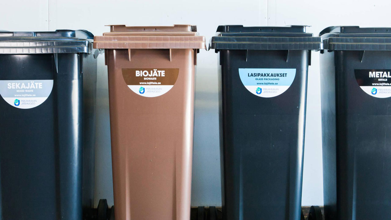 Pirkanmaan jätehuollon jäteastioita Ohjelmistorobotti avustaa Pirkanmaan Jätehuollon asiakaspalvelussa